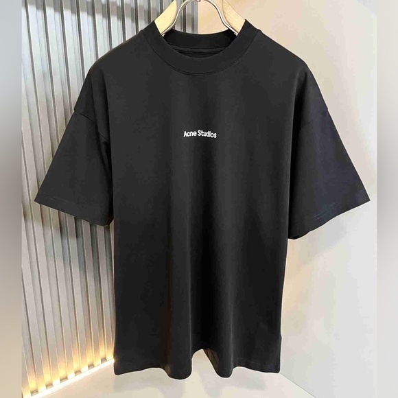 Meet the Posher Tops - Acne Stuidios black short-sleeved T-shirt